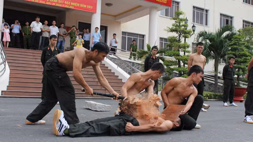 Một bài huấn luyện hằng ngày của các chiến sĩ cảnh sát đặc nhiệm Tiểu đoàn số 2 - Ảnh: Tiểu đoàn Cảnh sát đặc nhiệm số 2 cung cấp Một bài huấn luyện hằng ngày của các chiến sĩ cảnh sát đặc nhiệm Tiểu đoàn số 2 - Ảnh: Tiểu đoàn Cảnh sát đặc nhiệm số 2 cung cấp