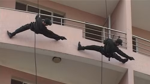 Chiến sĩ cảnh sát đặc nhiệm thực hành huấn luyện “xuống dây chiến thuật” - Ảnh: Tiểu đoàn Cảnh sát đặc nhiệm số 2 cung cấp Chiến sĩ cảnh sát đặc nhiệm thực hành huấn luyện “xuống dây chiến thuật” - Ảnh: Tiểu đoàn Cảnh sát đặc nhiệm số 2 cung cấp