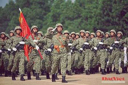 Những năm gần đây, trang phục của bộ đội được chú trọng cải tiến, thay đổi nhiều hơn. Trong đó, chức năng công thái học được chú ý không kém yếu tố thẩm mĩ, thời trang. Trong ảnh, bộ đội đặc công mặc quân phục mới, được đánh giá là thoáng mát hơn, khi luyện tập diễu binh chuẩn bị cho Đại lễ 1.000 năm Thăng Long - Hà Nội.