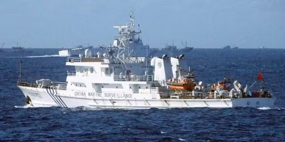 "Hạm đội" tàu cá Trung Quốc dưới sự hộ tống của 15 chiếc tàu hải cảnh có vũ trang tiến ra Senkaku / Điếu Ngư, ảnh: Nikkei Asian Review.