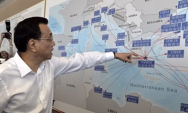 Ý đồ "thôn tính" cảng Piraeus, Hy Lạp đã có từ lâu. Thủ tướng Trung Quốc Lý Khắc Cường chỉ vào cảng Piraeus trên bản đồ, ảnh: The Guardian.