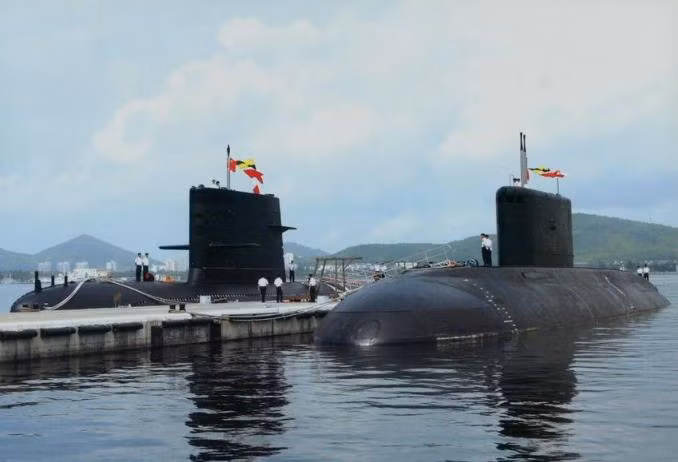 Tàu ngầm Type 039 và tàu ngầm lớp Kilo tại căn cứ của Hải quân Trung Quốc Tàu ngầm Type 039 và tàu ngầm lớp Kilo tại căn cứ của Hải quân Trung Quốc