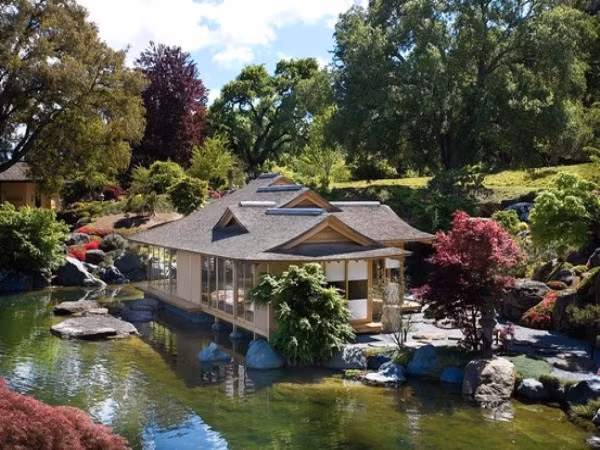 Khu bất động sản rộng 9,3 ha tại vùng Woodside, California của tỷ phú giàu thứ 6 thế giới đã được ông mua vào năm 1995 với giá 12 triệu USD. Nhưng ông đã dành hơn 70 triệu USD để tân trang lại và biến nó thành một cung điện hoàng gia Nhật Bản hồi thế kỷ 16 gồm 9 khu nhà riêng biệt với 7 phòng ngủ, một phòng trà truyền thống, nhà tắm, vườn tược, hồ cá koi và thác nước nhân tạo. Ước tính, giá trị hiện nay của nó lên đến 70 triệu USD.