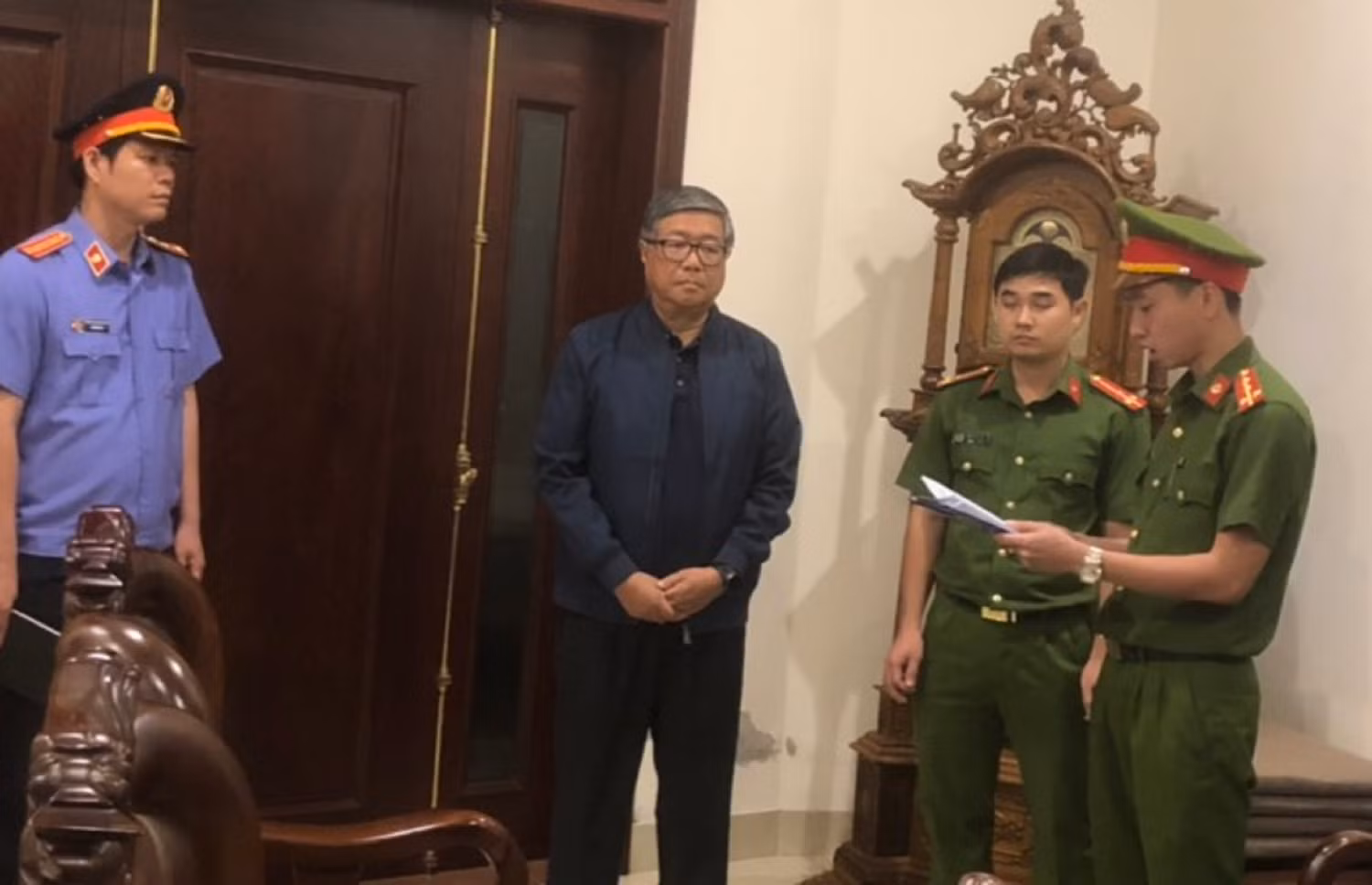 Cơ quan công an đọc lệnh bắt giam ông Đoàn Quang Vinh. Ảnh: AN