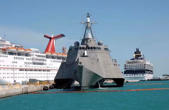Tàu chiến đấu ven bờ Independence LCS-2 của Hải quân Mỹ. Tàu chiến đấu ven bờ Independence LCS-2 của Hải quân Mỹ.