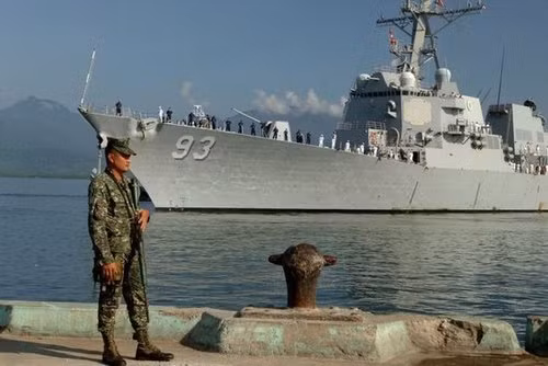 Tàu khu trục Hải quân Mỹ thăm Philippines. Tàu khu trục Hải quân Mỹ thăm Philippines.