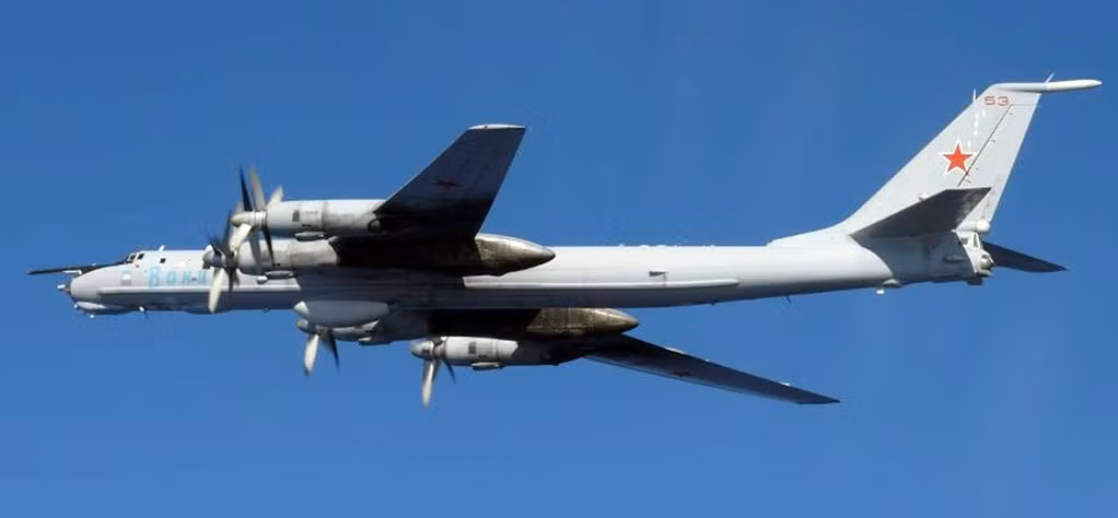Máy bay tuần tra Tu-142 của Nga bị Bộ Quốc phòng Nhật Bản chụp được.