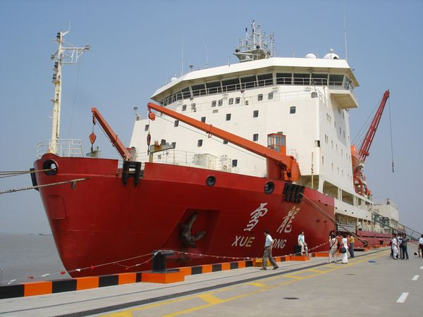 Tàu khảo sát khoa học Tuyết Long của Trung Quốc.