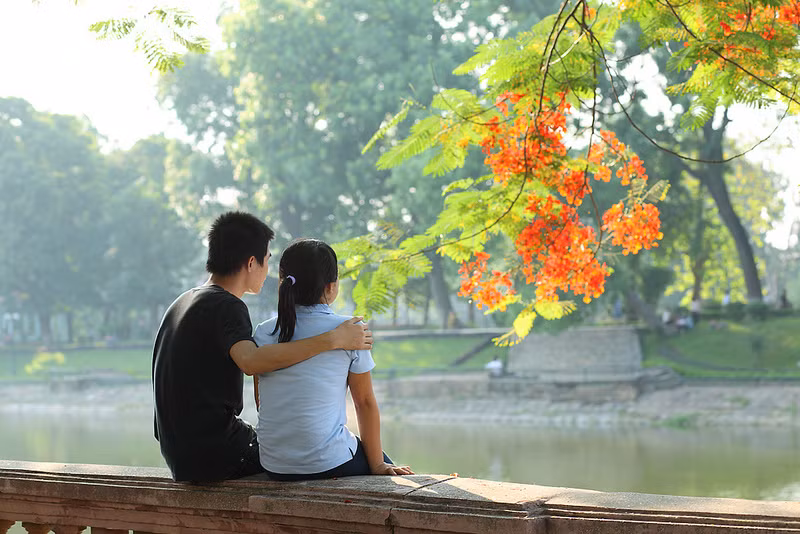 Mến nhau, yêu nhau tuổi học trò cũng là lẽ thường tình. Nhưng cũng nên dừng ở khoảng cách nhất định. (Ảnh: Internet)