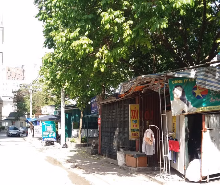 Tất cả các ki ốt trái phép tại đây đều được xây dựng thô sơ, tiềm ẩn nhiều nguy cơ cháy nổ gây nguy hiểm cho các hộ dân sống gần đó. Ảnh Trần Việt. Tất cả các ki ốt trái phép tại đây đều được xây dựng thô sơ, tiềm ẩn nhiều nguy cơ cháy nổ gây nguy hiểm cho các hộ dân sống gần đó. Ảnh Trần Việt.