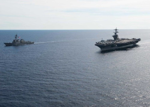 Tàu sân bay USS Theodore Roosevelt và tàu khu trục tên lửa USS Lassen Hải quân Mỹ trên Biển Đông (nguồn mạng sina Trung Quốc)