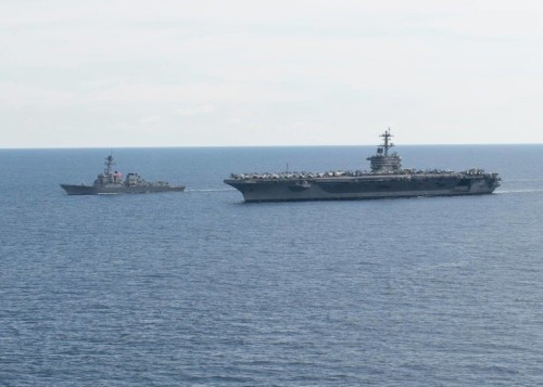Tàu sân bay USS Theodore Roosevelt và tàu USS Lassen Hải quân Mỹ trên Biển Đông (nguồn mạng sina Trung Quốc)