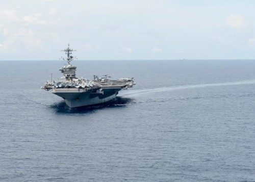 Tàu sân bay USS Theodore Roosevelt và tàu USS Lassen Hải quân Mỹ trên Biển Đông (nguồn mạng sina Trung Quốc)