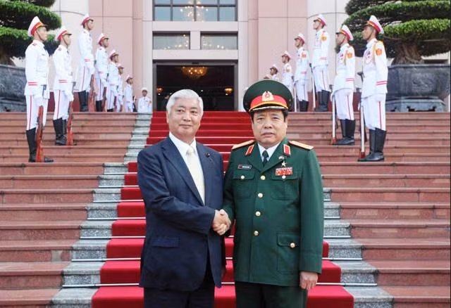 Bộ trưởng Quốc phòng Phùng Quanh Thanh chào đón Bộ trưởng Quốc phòng Nhật Bản Gen Nakatani