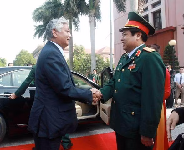 Bộ trưởng Quốc phòng Phùng Quanh Thanh chào đón Bộ trưởng Quốc phòng Nhật Bản Gen Nakatani