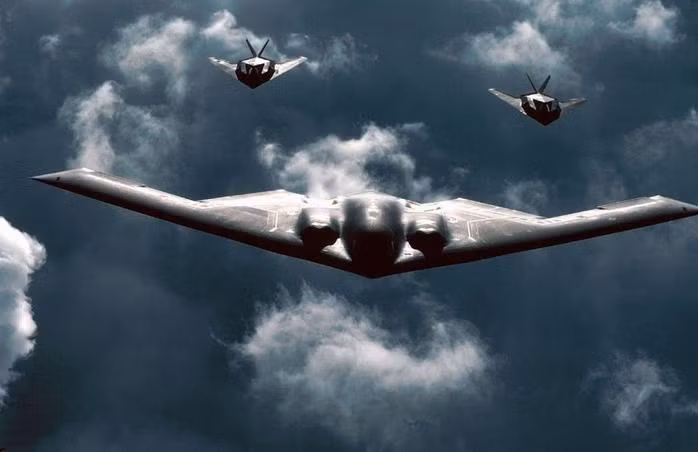 Biên đội máy bay ném bom tàng hình B-2 và máy bay tấn công tàng hình F-117 hiện có của Không quân Mỹ Biên đội máy bay ném bom tàng hình B-2 và máy bay tấn công tàng hình F-117 hiện có của Không quân Mỹ
