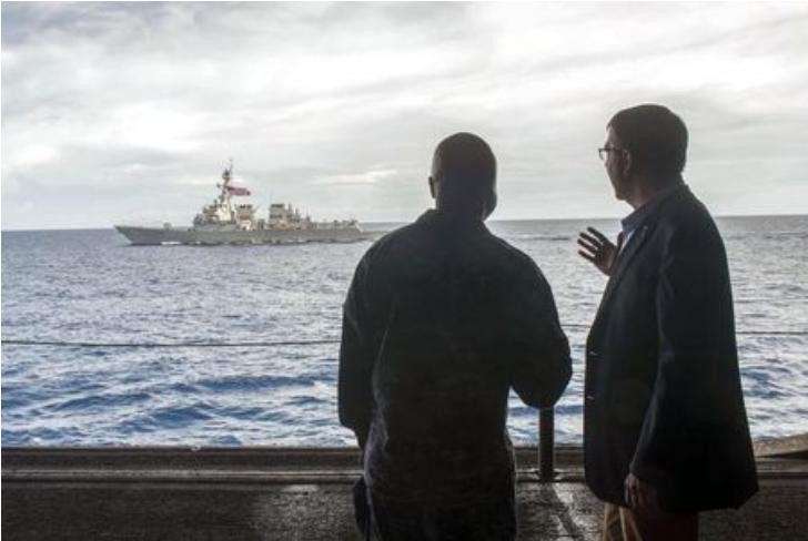 Bộ trưởng Quốc phòng Mỹ Ashton B. Carter trên tàu sân bay động cơ hạt nhân USS Theodore Rosevelt ở Biển Đông vào ngày 5 tháng 11 năm 2015