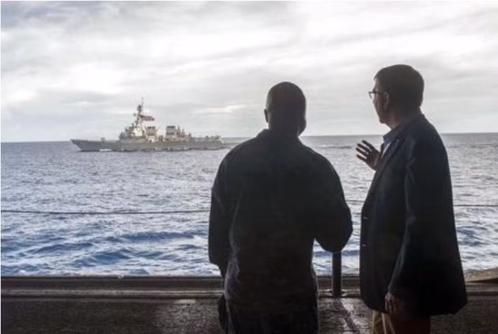 Bộ trưởng Quốc phòng Mỹ Ashton B. Carter trên tàu sân bay động cơ hạt nhân USS Theodore Rosevelt ở Biển Đông vào ngày 5 tháng 11 năm 2015 Bộ trưởng Quốc phòng Mỹ Ashton B. Carter trên tàu sân bay động cơ hạt nhân USS Theodore Rosevelt ở Biển Đông vào ngày 5 tháng 11 năm 2015