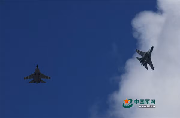Máy bay chiến đấu J-11 Trung Quốc bị tình nghi là đã triển khai và vừa tập trận ở đảo Phú Lâm thuộc quần đảo Hoàng Sa của Việt Nam Máy bay chiến đấu J-11 Trung Quốc bị tình nghi là đã triển khai và vừa tập trận ở đảo Phú Lâm thuộc quần đảo Hoàng Sa của Việt Nam