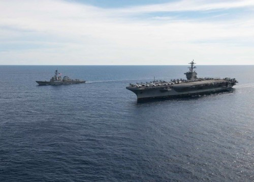 Tàu sân bay USS Theodore Roosevelt và tàu khu trục USS Lassen Hải quân Mỹ trên Biển Đông (nguồn mạng sina Trung Quốc)