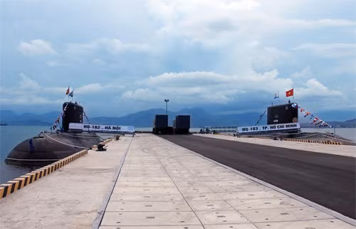 Ở căn cứ tàu ngầm vịnh Cam Ranh, Việt Nam (nguồn mạng sina Trung Quốc ngày 6 tháng 11 năm 2015)