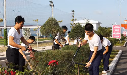Ở căn cứ tàu ngầm vịnh Cam Ranh, Việt Nam (nguồn mạng sina Trung Quốc ngày 6 tháng 11 năm 2015)