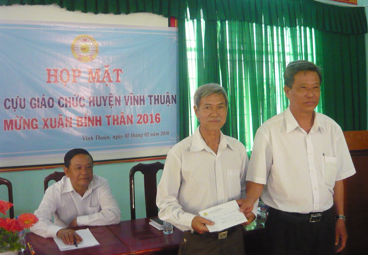 Thầy Nguyễn Thượng Ngươn – Chủ tịch Công đoàn Giáo dục huyện Vĩnh Thuận trong một lần trao quà cho hội viên có hoàn cảnh khó khăn. (Ảnh: Nhân vật cung cấp) Thầy Nguyễn Thượng Ngươn – Chủ tịch Công đoàn Giáo dục huyện Vĩnh Thuận trong một lần trao quà cho hội viên có hoàn cảnh khó khăn. (Ảnh: Nhân vật cung cấp)