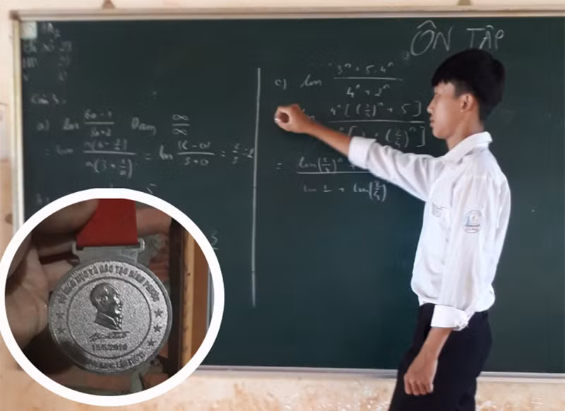Học sinh Nguyễn Đình Chiến và tấm huy chương Bạc môn Tin học cấp tỉnh năm 2018. (Ảnh: X.M)