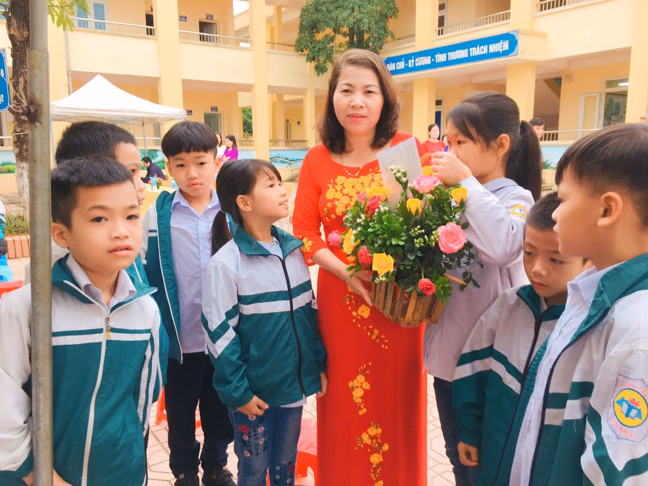 Cô Thủy cùng học sinh vui vẻ trong ngày nhà giáo Việt Nam 20-11 (ảnh: nhân vật cung cấp)