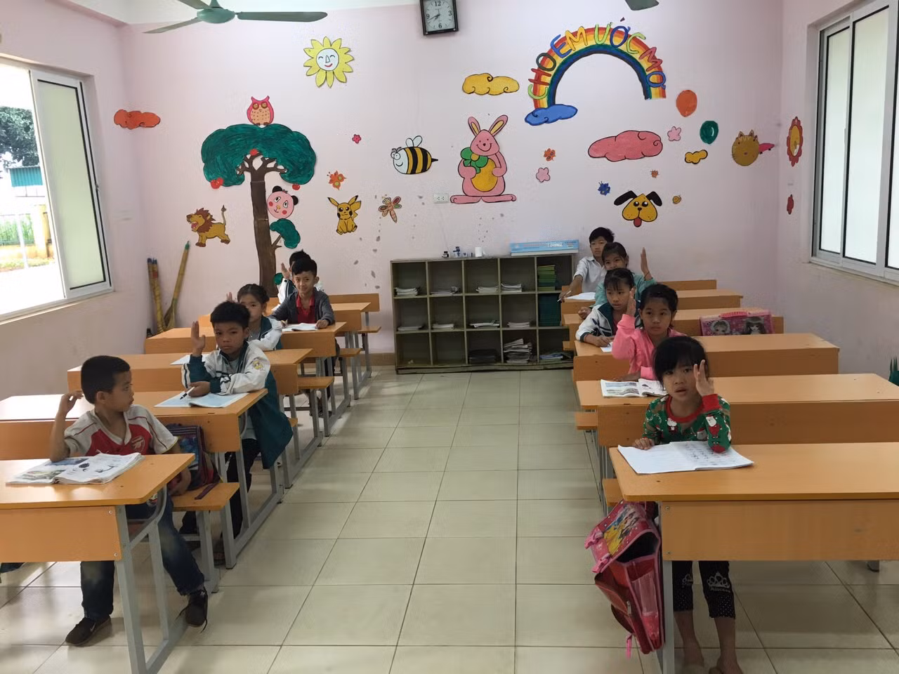 Các em học sinh mồ côi rất hăng hái phát biểu trong giờ học (ảnh: nhân vật cung cấp)