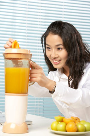 3. Không uống rượu bia và nước ngọt có gas nhưng vẫn uống soda và nước trái cây chứa nhiều đường: Nếu bạn biết rằng nước mía cũng có thể làm tăng cân và phá sản mọi thực đơn ăn kiêng thì vẫn còn soda và một số loại nước trái cây cần tránh xa vì quá bổ dưỡng như chuối xay, sinh tố dừa hoặc rau má đậu xanh.