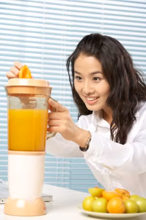 3. Không uống rượu bia và nước ngọt có gas nhưng vẫn uống soda và nước trái cây chứa nhiều đường: Nếu bạn biết rằng nước mía cũng có thể làm tăng cân và phá sản mọi thực đơn ăn kiêng thì vẫn còn soda và một số loại nước trái cây cần tránh xa vì quá bổ dưỡng như chuối xay, sinh tố dừa hoặc rau má đậu xanh.