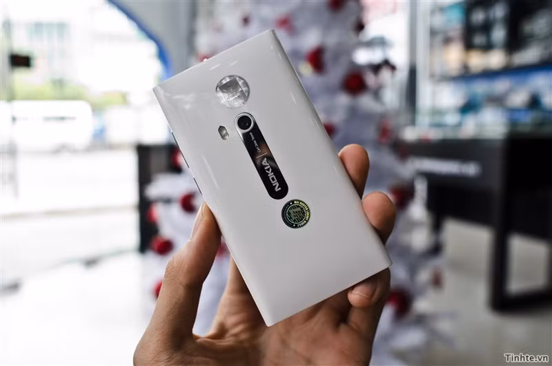 Xuất hiện tại Việt Nam trước Giáng Sinh đúng 2 ngày, Nokia N9 trắng sẽ là một món quà tuyệt vời để bạn dành tặng cho người thân của mình. Xuất hiện tại Việt Nam trước Giáng Sinh đúng 2 ngày, Nokia N9 trắng sẽ là một món quà tuyệt vời để bạn dành tặng cho người thân của mình.