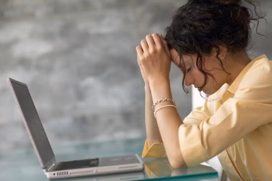 8. Thường xuyên stress: Stress là một kẻ thù nguy hiểm đối với sức khoẻ hệ thần kinh và não bộ. Khi stress diễn ra, nồng độ các hoá chất có hại trong não tăng lên, đặc biệt ở vùng não có tên gọi hippocampus và khu vực não kiểm soát trí nhớ. Khi đó, não bị tác động mạnh và có thể dẫn tới những căng thẳng thần kinh không tốt cho sức khoẻ trí não. Để giảm stress và giữ cho trí tuệ được minh mẫn, tránh nguy cơ suy giảm trí nhớ, mỗi người nên tập luyện các bài tập giúp thư giãn hiệu quả như yoga, thiền... để tinh thần được thư thái và ngăn ngừa stress.