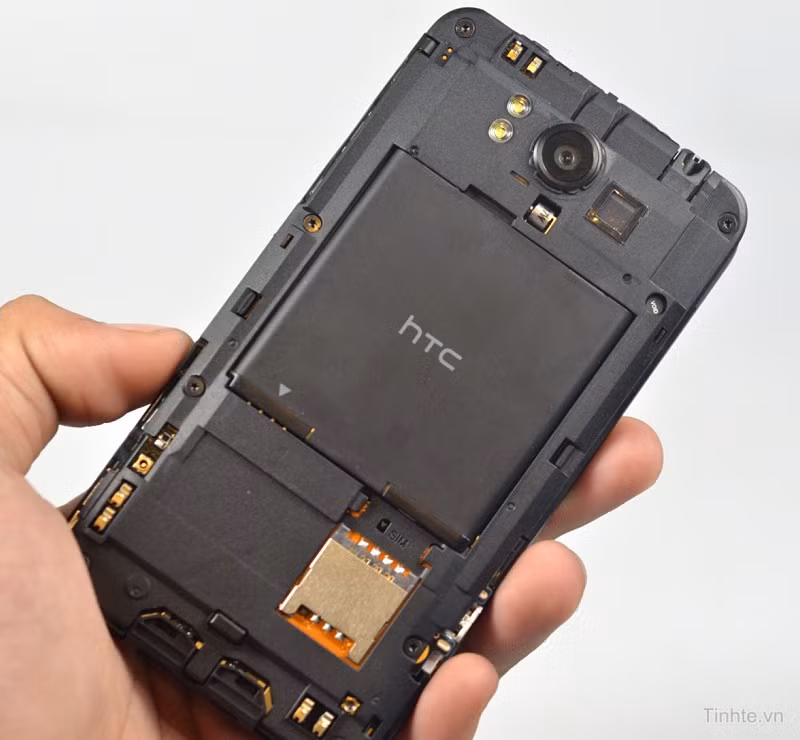Nắp pin cũng là vỏ máy với thiết kế unibody. Nắp pin cũng là vỏ máy với thiết kế unibody.