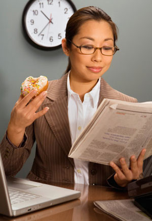 4. Không ăn bữa chính nhưng vẫn nạp nhiều năng lượng dư vì ăn vặt: Những bữa ăn vặt, có thể làm cho dạ dày bớt biểu tình, và làm cho thực đơn ăn kiêng của bạn chảng còn hiệu quả.