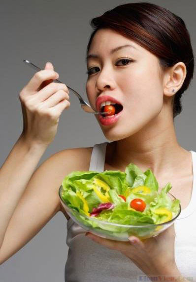 9. Ăn thật nhiều trái cây và rau xanh: Nếu ăn với lượng vừa đủ thì sẽ rất tốt cho cơ thể nhưng nếu ăn quá nhiều thì thậm chí còn có tác dụng ngược lại. Bởi, trong trái cây có nhiều đường đơn, nước trái cây đóng hộp cũng có pha thêm đường… Vậy nên, tốt nhất hãy ăn hoa quả tươi và ăn không quá 300gr trái cây/ ngày.