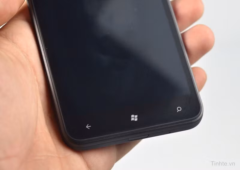 Bên dưới màn hình là 3 nút cảm ứng cơ bản của Windows Phone. Bên dưới màn hình là 3 nút cảm ứng cơ bản của Windows Phone.