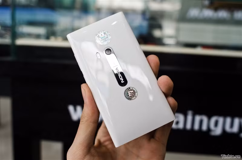 Màu trắng có lẽ đã trở thành một màu quý phái trong ngành sản xuất ĐTDĐ, chúng ta có iPhone 4S trắng mà nhiều người mong đợi, BlackBerry 9900 trắng và nay ta có thêm Nokia N9 trắng, tất cả đều là những chiếc máy cao cấp hiện có trên thị trường. Màu trắng có lẽ đã trở thành một màu quý phái trong ngành sản xuất ĐTDĐ, chúng ta có iPhone 4S trắng mà nhiều người mong đợi, BlackBerry 9900 trắng và nay ta có thêm Nokia N9 trắng, tất cả đều là những chiếc máy cao cấp hiện có trên thị trường.