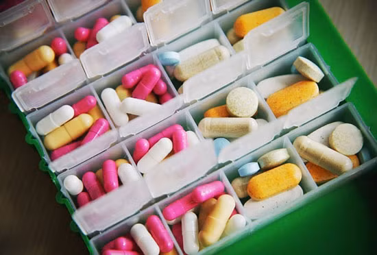 7. Lạm dụng thuốc: Theo các bác sĩ, thì mọi loại thuốc, kể cả thuốc bổ, vitamin... chỉ khiến chúng ta lãng phí tiền bạc chứ không hề mang lại lợi ích như nhiều người vẫn nghĩ. Thay vì lạm dụng các loại thuốc bổ này, để ngăn chặn lão hoá và giữ cho trí tuệ luôn minh mẫn, khoẻ mạnh, mỗi người cần tránh lạm dụng thuốc.