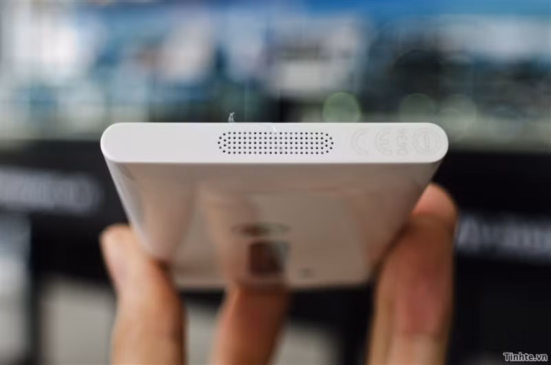 Máy vẫn có CPU 1 GHz, RAM 1 GB và bộ nhớ trong là 64 GB. Mặc dù là phiên bản màu trắng nhưng không hiểu sao bộ phụ kiện theo máy lại có màu đen, thậm chí cục sạc lại có màu nửa đen nửa trắng. Máy vẫn có CPU 1 GHz, RAM 1 GB và bộ nhớ trong là 64 GB. Mặc dù là phiên bản màu trắng nhưng không hiểu sao bộ phụ kiện theo máy lại có màu đen, thậm chí cục sạc lại có màu nửa đen nửa trắng.
