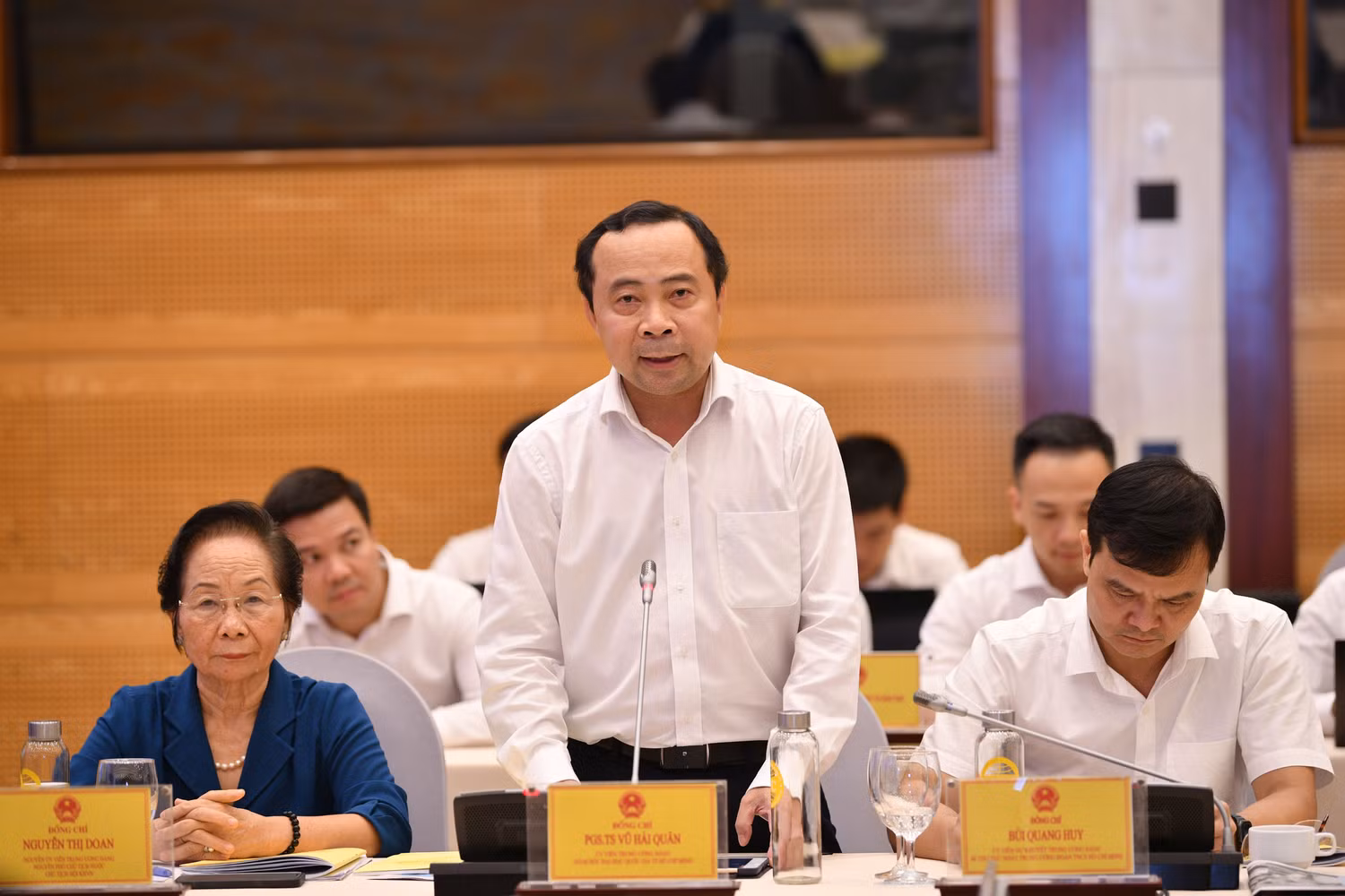 Phó Giáo sư, Tiến sĩ Vũ Hải Quân - Giám đốc Đại học Quốc gia Thành phố Hồ Chí Minh chia sẻ tại Hội nghị. Phó Giáo sư, Tiến sĩ Vũ Hải Quân - Giám đốc Đại học Quốc gia Thành phố Hồ Chí Minh chia sẻ tại Hội nghị.
