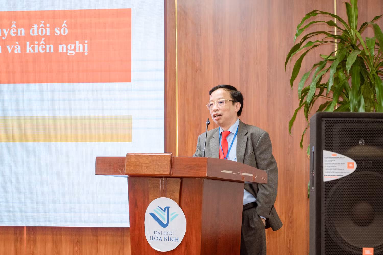 Thạc sĩ Phạm Xuân Hòe, Nguyên Phó Viện trưởng Viện Chiến lược Ngân hàng, Ngân hàng Nhà nước trình bày tham luận tại Hội thảo.