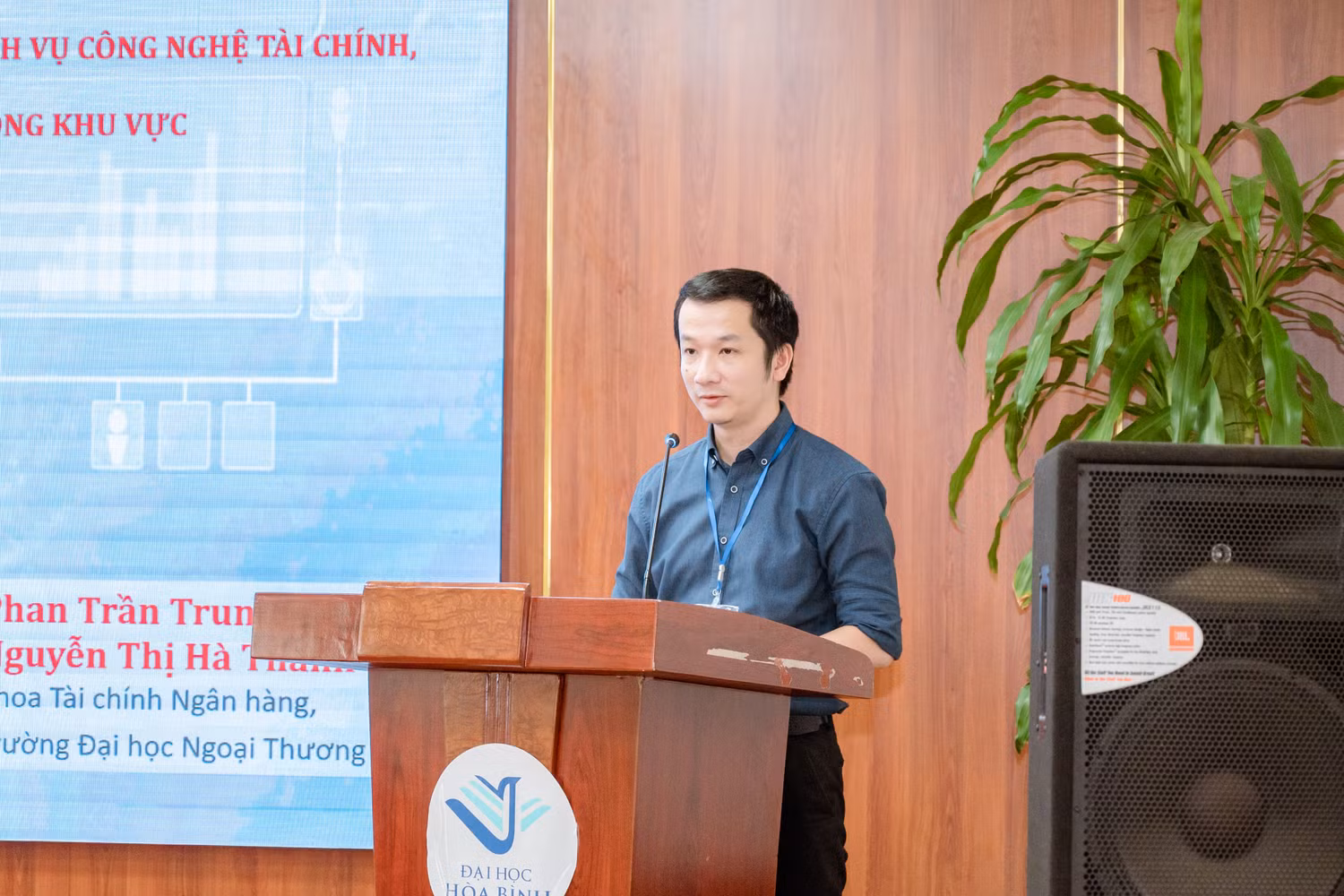 Phó Giáo sư - Tiến sĩ Phan Trần Trung Dũng, Phó trưởng Khoa Tài chính - Ngân hàng Trường Đại học Ngoại thương trình bày tham luận tại Hội thảo.