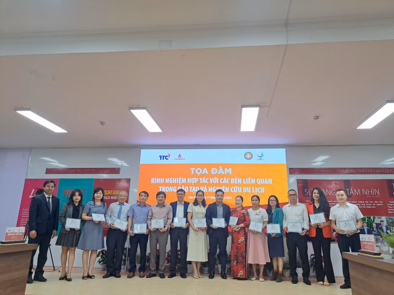 Ban Chủ nhiệm Câu lạc bộ Khối đào tạo Du lịch kết nạp và trao chứng nhận cho thành viên Câu lạc bộ. Ban Chủ nhiệm Câu lạc bộ Khối đào tạo Du lịch kết nạp và trao chứng nhận cho thành viên Câu lạc bộ.