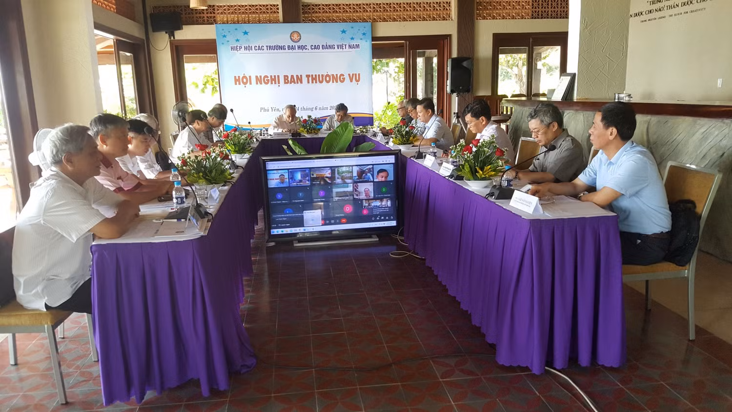 Giáo sư Trần Hồng Quân tham dự Hội nghị Ban thường vụ Hiệp hội Các trường đại học, cao đẳng Việt Nam năm 2022.