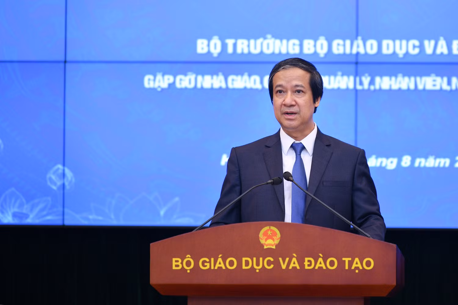 Bộ trưởng Nguyễn Kim Sơn phát biểu tại cuối buổi gặp gỡ các giáo viên.