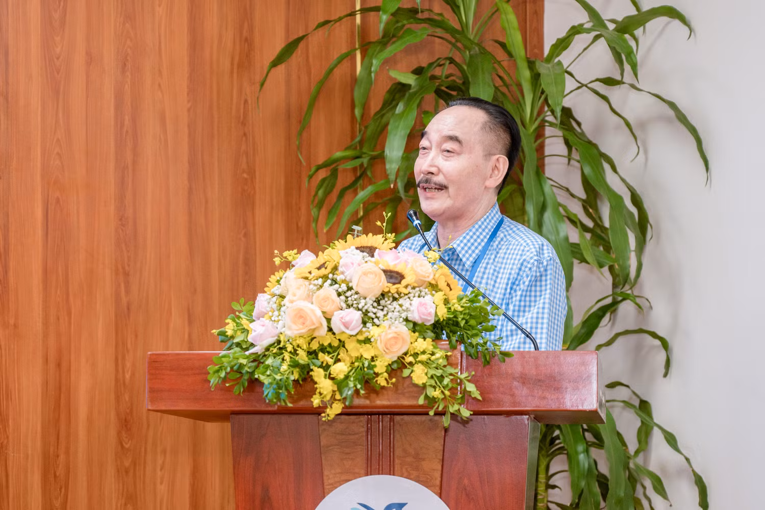 Phó Giáo sư, Tiến sĩ Nguyễn Như Phát - Trưởng Khoa Luật Trường Đại học Hòa Bình trình bày tham luận tại Hội thảo.