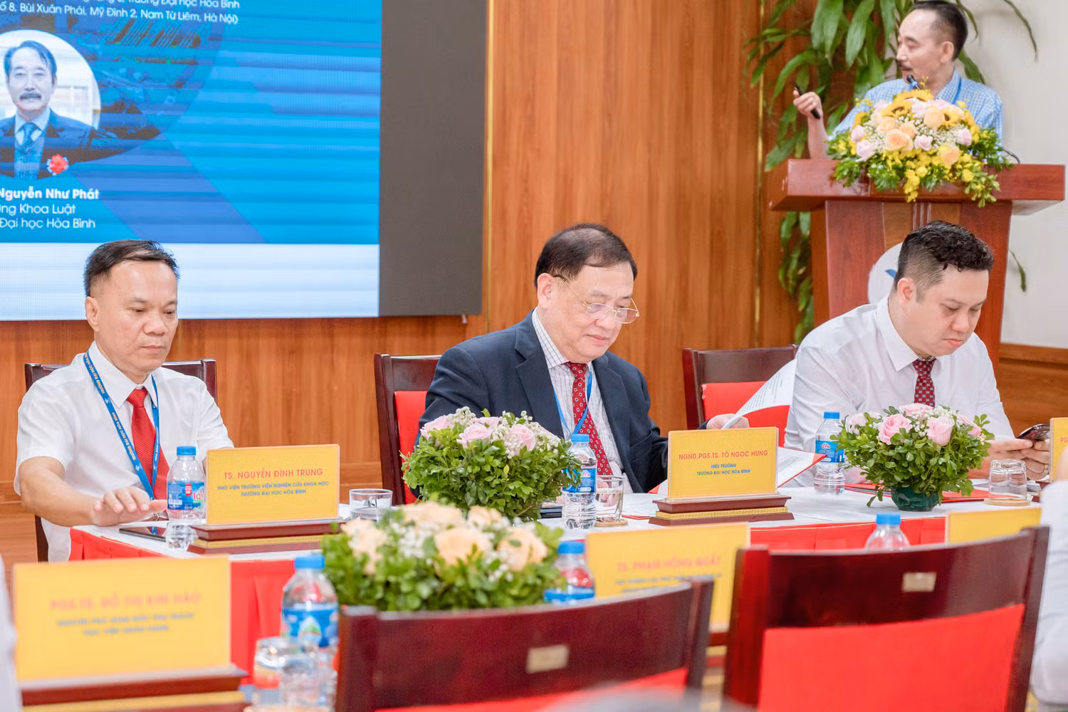 Đoàn chủ trì phiên thứ hai thảo luận cùng đại biểu tham dự Hội thảo.