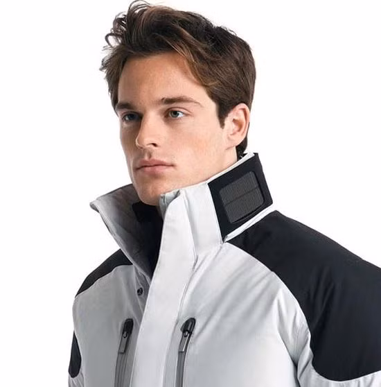 8. Áo trượt tuyết năng lượng mặt trời- Zegna Solar Ski Jacket Zegna Solar Ski Jacket là chiếc áo đa chức năng, không chỉ thời trang và giữ ấm cơ thể mà chiếc áo này còn được gắn những tế bào ánh sáng mặt trời nhằm thu năng lượng mặt trời để cung cấp cho các thiết bị di động. Ngoài ra, nó còn có khả năng chống nước cực tốt. Sản phẩm này là sự hợp tác giữa công ty chuyên sản xuất quần áo Ermenegildo Zegna của Ý và Interactive Wear, công ty chuyên các sản phẩm dệt may công nghệ thông minh. Đặc biệt, những tế bào thu năng lượng mặt trời có thể tháo rời để sử dụng mà không cần phải mặc áo. Chiếc áo hữu dụng này có giá bán khá cao 1.350 đô la.